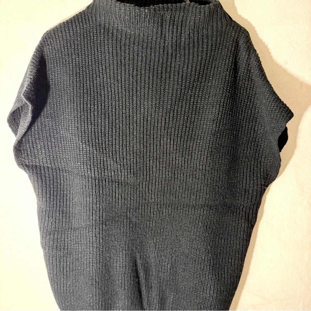 Kenneth Cole NY women’s Black Sweater size medium short sleeved